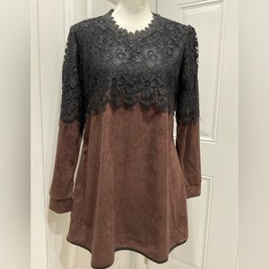 🍁NWT Brown/Black Lace Adorned Front & Sleeves Fitted Tunic, Size L